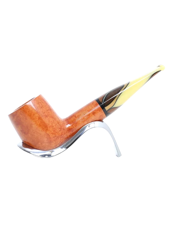 Pipe Savinelli Paloma 101 sur support, vue de profil, forme droite, finition naturelle, filtre 9 mm - A La Civette.