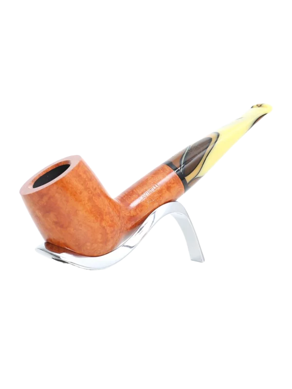 Pipe Savinelli Paloma 101 sur support, vue trois quarts, forme droite, finition naturelle, filtre 9 mm - A La Civette.