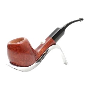 Pipe Savinelli Tennis 626 sur support, vue trois quarts inversée, forme courbée, finition naturelle, filtre 9 mm - A La Civette - A La Civette.