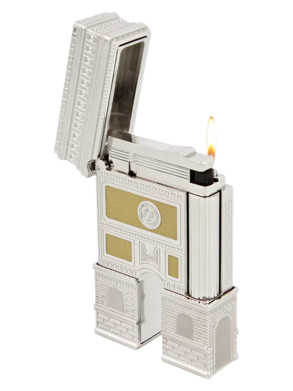 Coffret S.T. Dupont Loves Paris - Briquet de luxe vu de trois-quarts allumé.