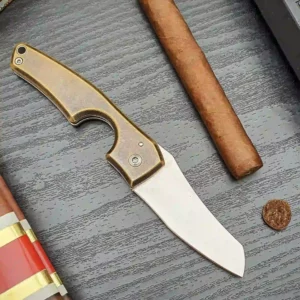 Coupe-cigare Les Fines Lames Le Petit Antique Brass avec cigare - A La Civette.