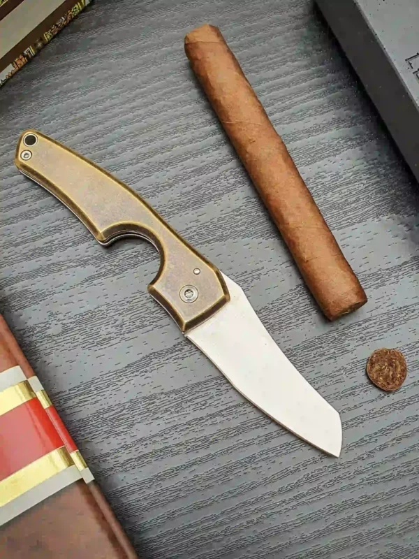 Coupe-cigare Les Fines Lames Le Petit Antique Brass avec cigare - A La Civette.