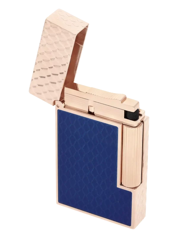 Briquet S.T. Dupont Ligne 2 Dragon Bleu Roi – Vue trois quarts ouvert – Accessoire prestige pour amateurs de cigares