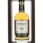 Coffret ouvert avec bouteille de rhum Mezan Jamaica Long Pond 2000 Single Cask – À La Civette Paris