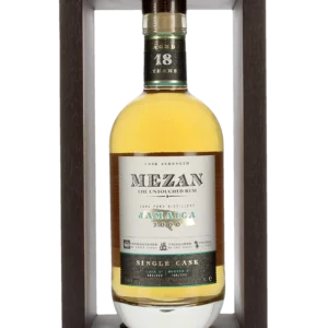 Coffret ouvert avec bouteille de rhum Mezan Jamaica Long Pond 2000 Single Cask – À La Civette Paris