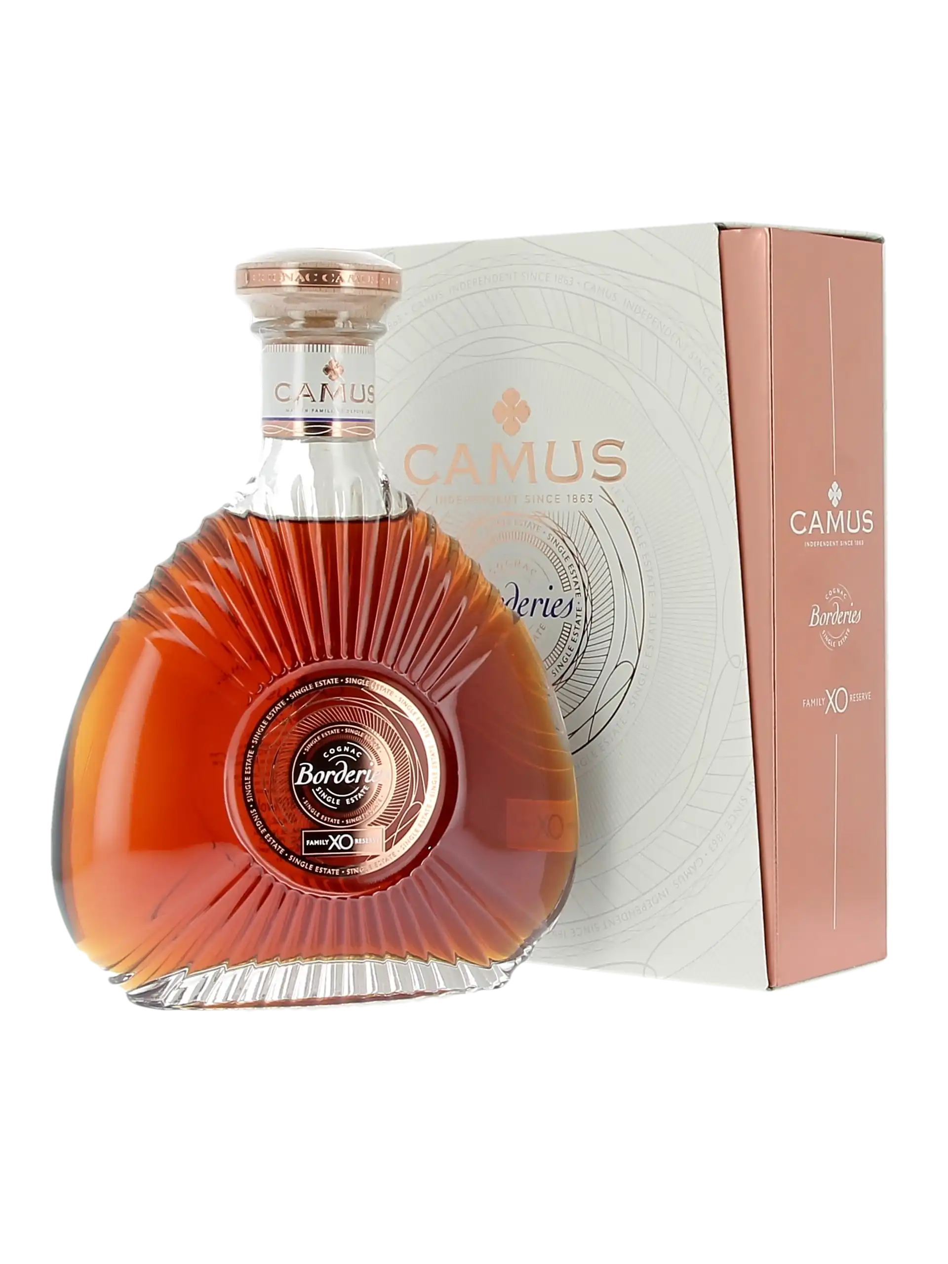 Cognac Camus XO Borderies avec coffret et bouteille en présentation face avant chez À La Civette