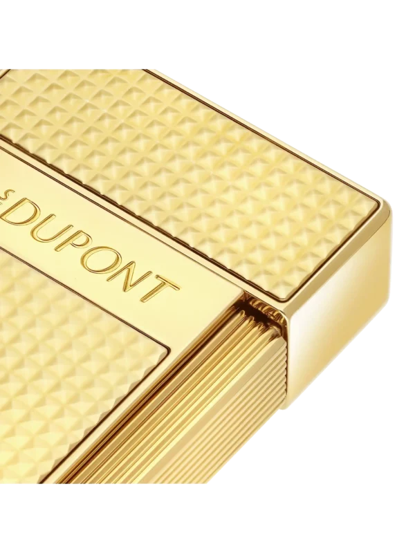 Briquet S.T. Dupont Biggy doré pointe de diamant – gros plan sur les détails de la finition.