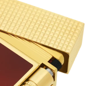 Zoom sur le briquet S.T. Dupont Le Grand Dupont Romeo y Julieta – Détail de la gravure et de la finition