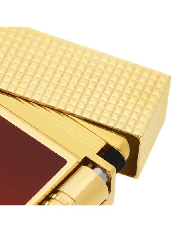 Zoom sur le briquet S.T. Dupont Le Grand Dupont Romeo y Julieta – Détail de la gravure et de la finition
