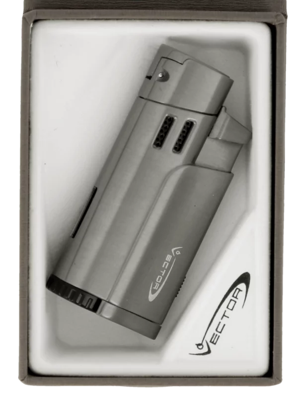 Briquet Vector Throne finition gunmetal satiné – présenté dans sa boîte, accessoire haut de gamme pour cigares.