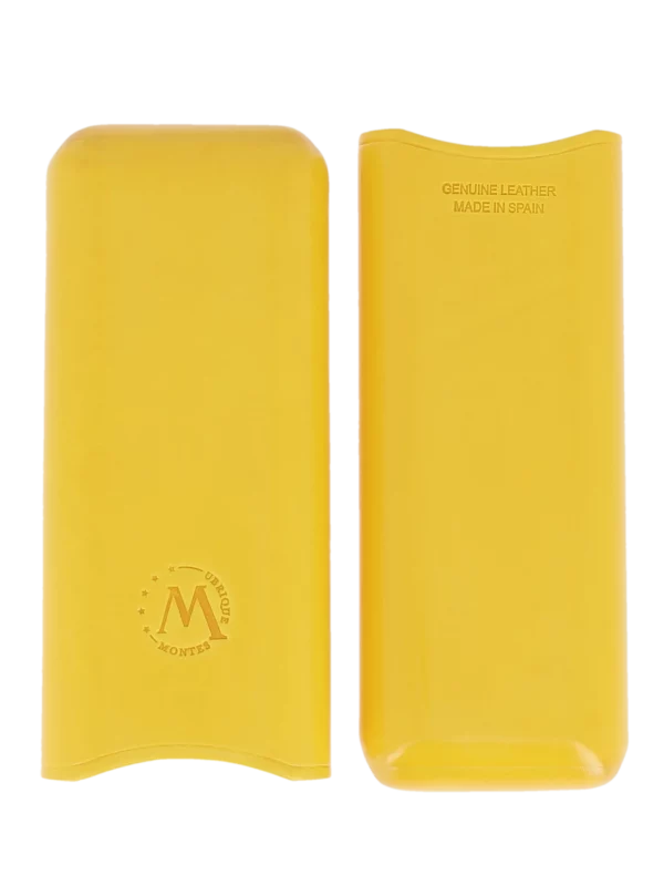 Étui à cigares Montes Bali double en cuir jaune – ouvert, accessoire élégant pour transporter deux cigares.