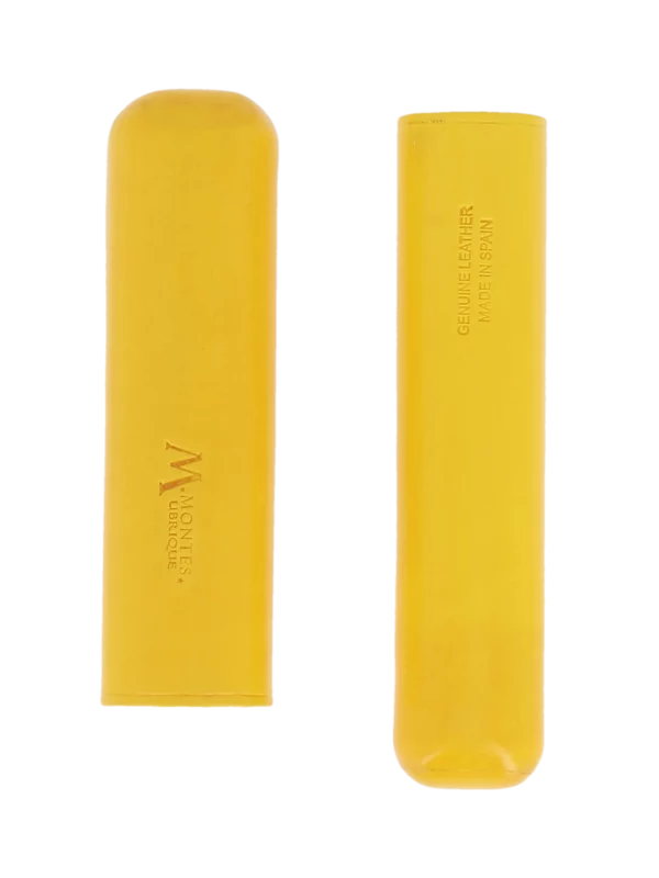 Étui à cigare Montes Bali simple en cuir jaune – ouvert, accessoire pratique et raffiné.