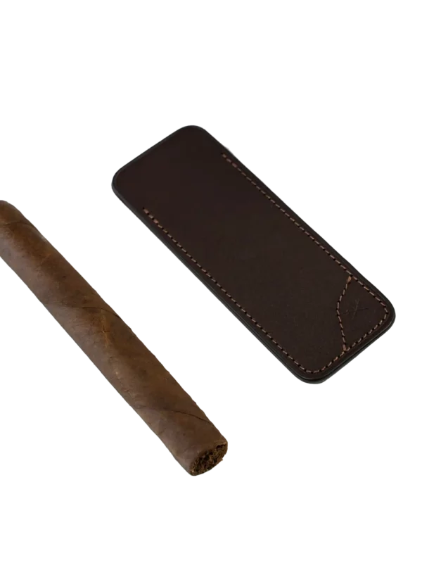 Étui à coupe-cigare Les Fines Lames marron avec cigare – accessoire premium La Civette Paris