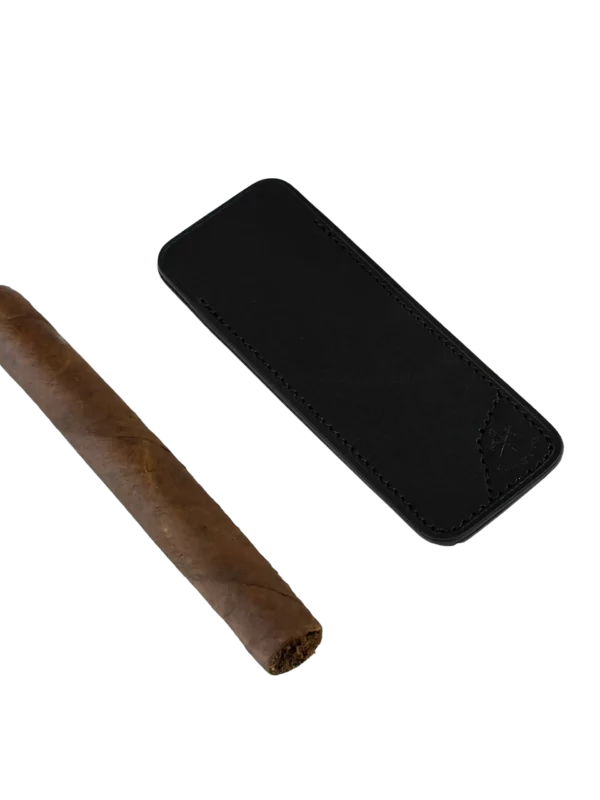 Étui à coupe-cigare Les Fines Lames noir avec cigare – accessoire premium La Civette Paris