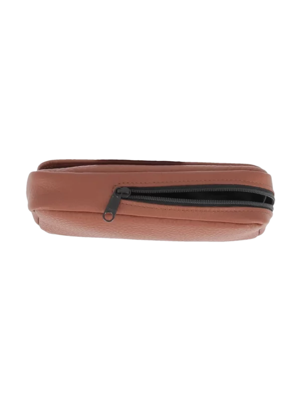 Dessous de la blague à tabac Dunhill cuir terracotta format étui – Accessoire pipe premium chez A La Civette