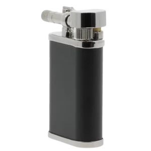Briquet à pipe Chacom CC106 noir mat et chrome en vue trois quarts.