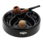 Cendrier à pipe Savinelli noir avec une pipe posée.