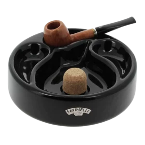 Cendrier à pipe Savinelli noir avec une pipe posée.