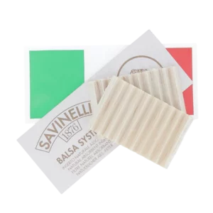 Boîte de 20 filtres à pipe Savinelli Balsa 6 mm ouverte avec filtres visibles.