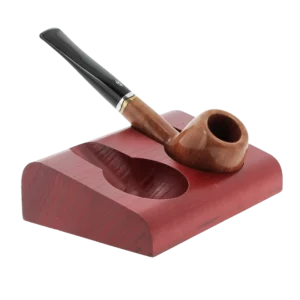 Porte-pipe Savinelli en bois rouge avec une pipe posée.