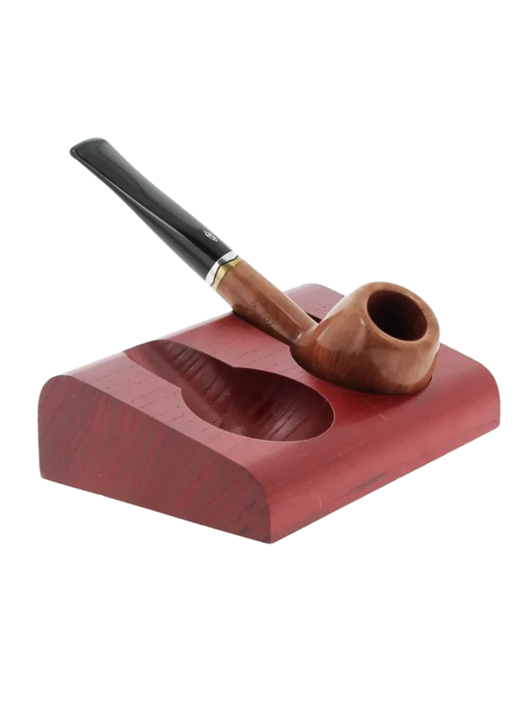 Porte-pipe Savinelli en bois rouge avec une pipe posée.