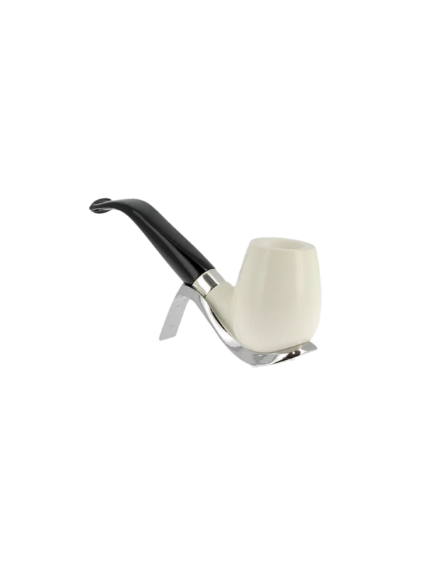 Pipe Levent écume de mer sculptée à la main – n°3 forme Œuf courbée finition polie filtre 3 mm, vue trois quarts.