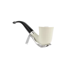 Pipe Levent écume de mer sculptée à la main – n°4 forme Dublin courbée finition polie filtre 3 mm, vue trois quarts.