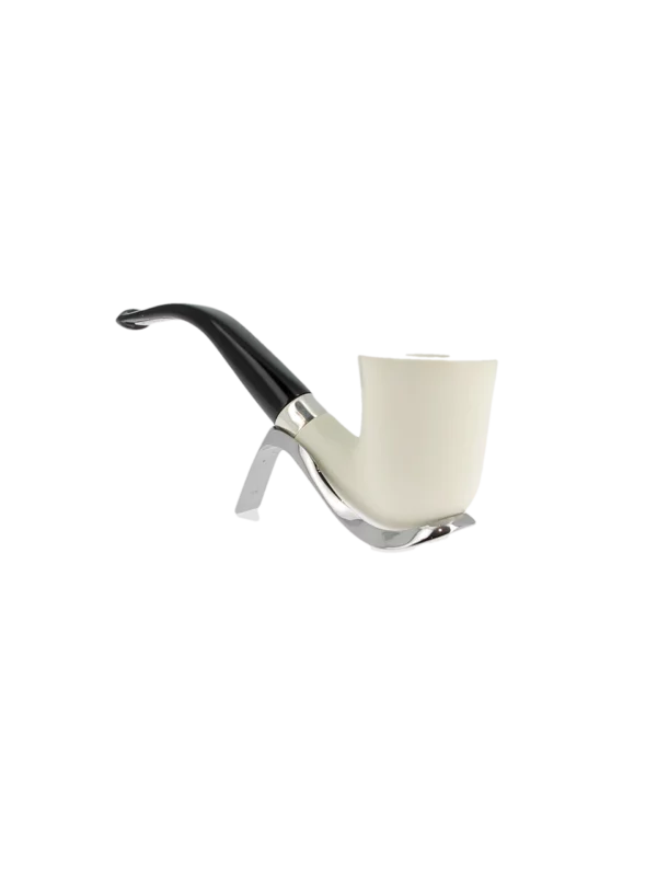 Pipe Levent écume de mer sculptée à la main – n°4 forme Dublin courbée finition polie filtre 3 mm, vue trois quarts.