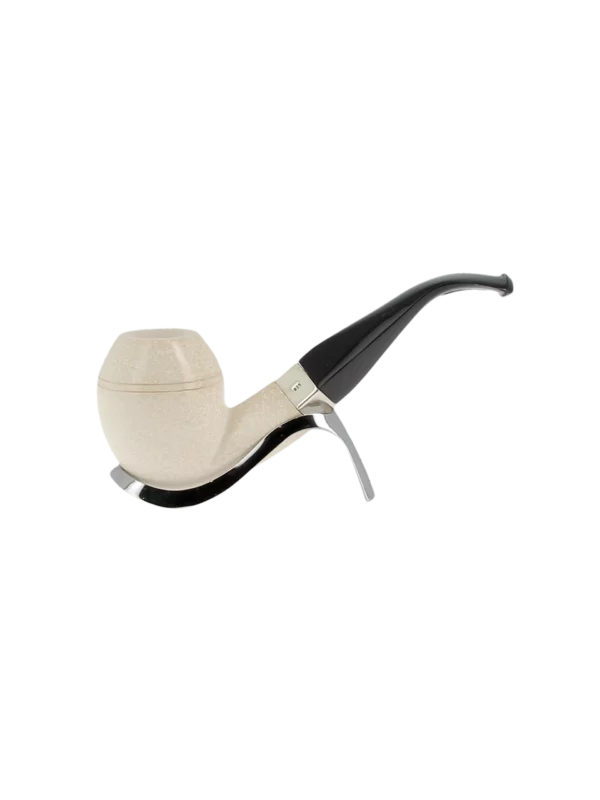 Pipe En Écume De Mer Sculptée À La Main - Levent n°5 forme Bulldog courbée finition polie filtre 3 mm, vue de profil.