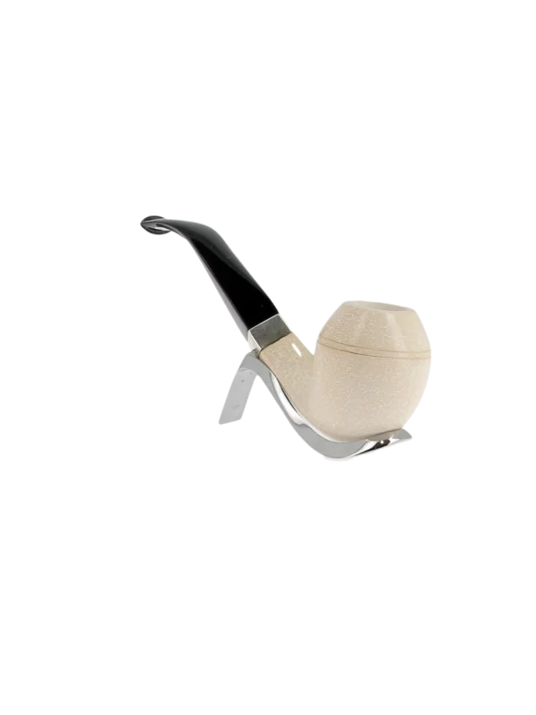 Pipe Levent écume de mer sculptée à la main – n°5 forme Bulldog courbée finition polie filtre 3 mm, vue trois quarts.