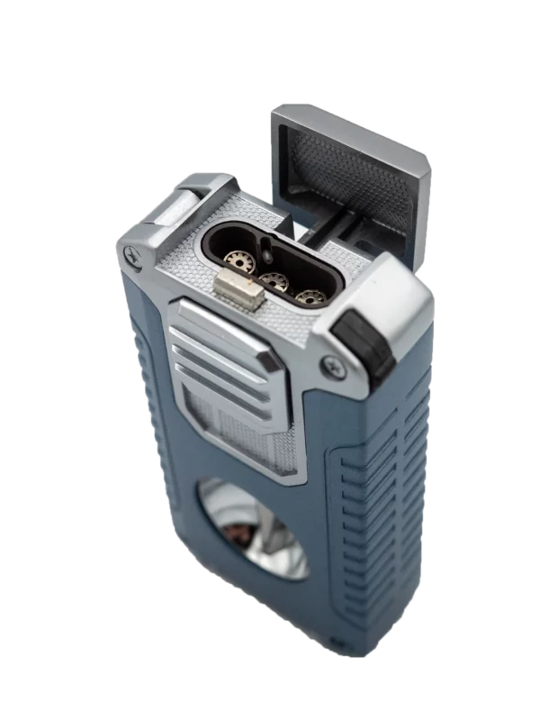 Vue du dessus du briquet Mantis Omni multifonction bleu en position ouverte – accessoire à cigares A La Civette.