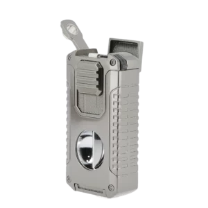 Briquet Mantis Omni multifonction gris en vue trois-quarts ouvert – accessoire à cigares premium chez A La Civette.