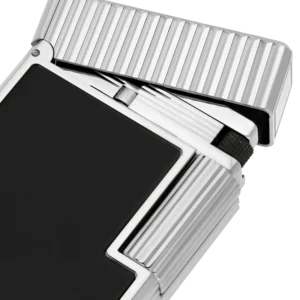 Zoom sur le briquet S.T. Dupont Ligne 1 laqué noir et palladium – Détail de la finition – A La Civette Paris.
