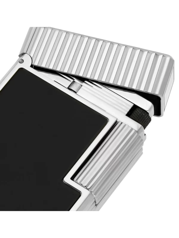Zoom sur le briquet S.T. Dupont Ligne 1 laqué noir et palladium – Détail de la finition – A La Civette Paris.