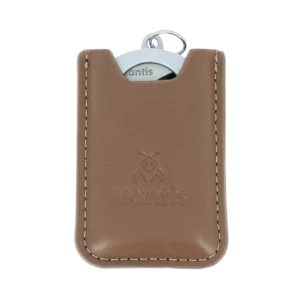 Face avant de la pochette du coupe-cigare Mantis Origami – accessoire haut de gamme en vente chez A La Civette.