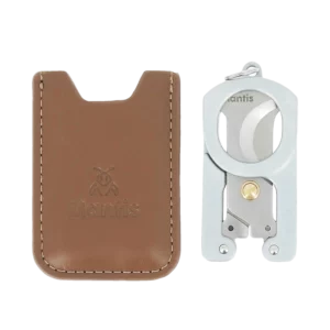 Pochette du coupe-cigares Mantis Origami avec coup-cigare plié – accessoire à cigares pratique et élégant chez A La Civette.