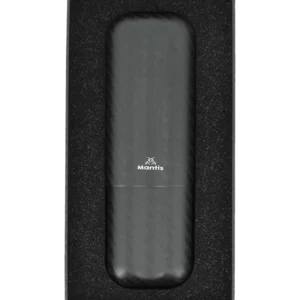 Étui à cigares Mantis TrueCarbon 3K mat double présenté dans sa boîte – accessoire haut de gamme chez A La Civette Paris.