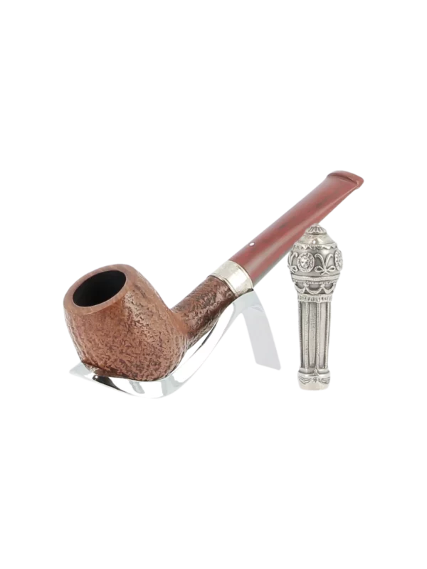 Pipe Dunhill Montgolfier 15/40 forme droite, finition sablée avec filtre 3 mm et bourre-pipe – Vue trois quarts sur support – A La Civette Paris.
