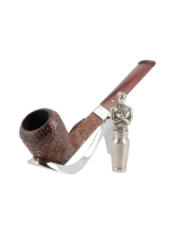 Pipe Dunhill Houdini Cumberland 15/35 forme droite, finition sablée, filtre 3 mm avec bourre-pipe – Vue trois quarts sur support – A La Civette Paris.