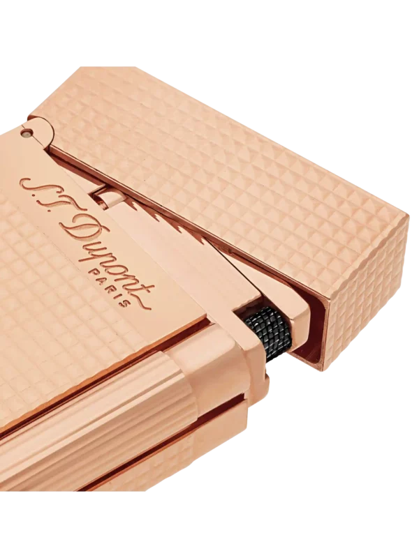 Détail du Briquet S.T. Dupont Ligne 2 pointe de diamant rose – accessoire de luxe pour cigare – A La Civette