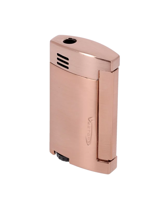 Briquet Vector Magnum rose gold satin en vue trois quarts – Accessoire à cigares de luxe disponible chez A La Civette