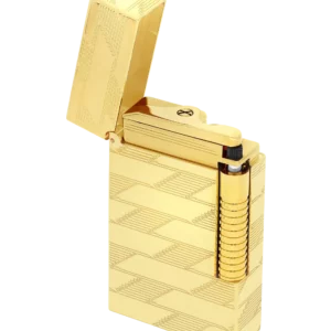 Briquet S.T. Dupont Le Grand Dupont Cling Guilloché Monogram 1872 doré trois quarts ouvert – Briquet de luxe cigare