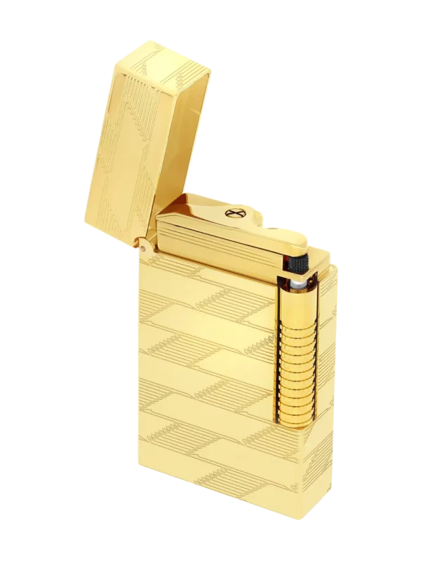 Briquet S.T. Dupont Le Grand Dupont Cling Guilloché Monogram 1872 doré trois quarts ouvert – Briquet de luxe cigare