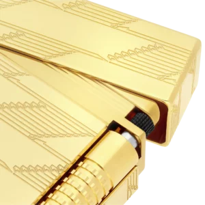 Briquet S.T. Dupont Le Grand Dupont Cling Guilloché Monogram 1872 doré zoom – Détail guilloché et finition dorée