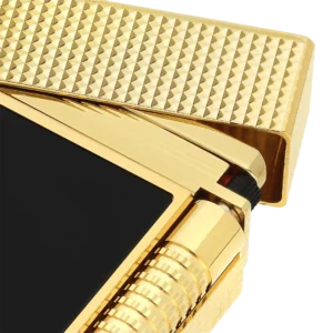 Briquet S.T. Dupont Le Grand Dupont Cling laque noir et doré zoom – Détail laque et finitions dorées