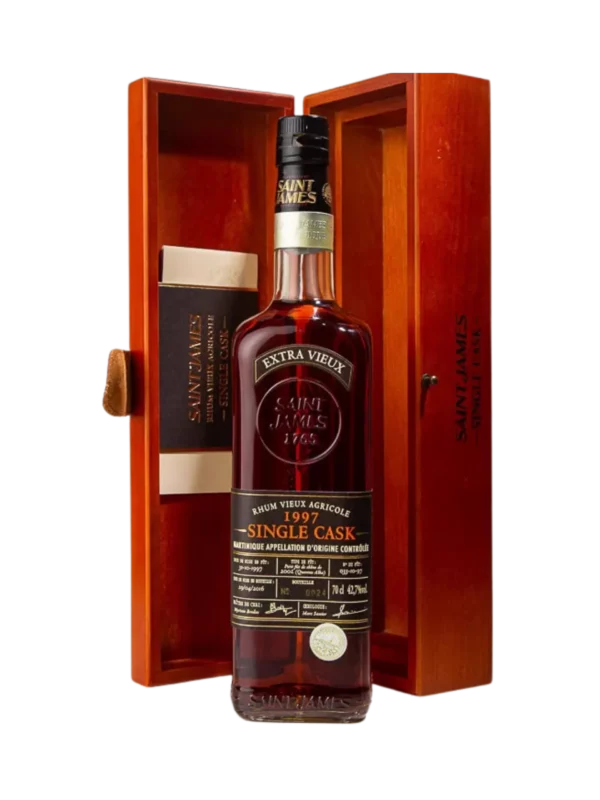 A La Civette Vins et spiritueux, rhum Saint James Single Cask Millésime 1997, boîte ouverte et bouteille face, spiritueux de prestige.