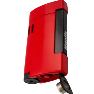 Briquet Mantis Apex rouge ouvert trois quarts, accessoire à cigares luxe A La Civette