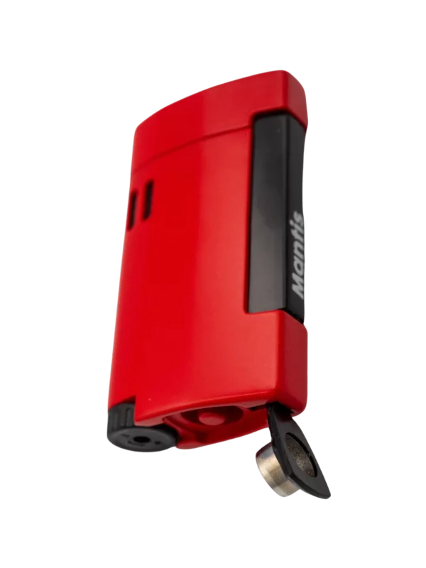 Briquet Mantis Apex rouge ouvert trois quarts, accessoire à cigares luxe A La Civette