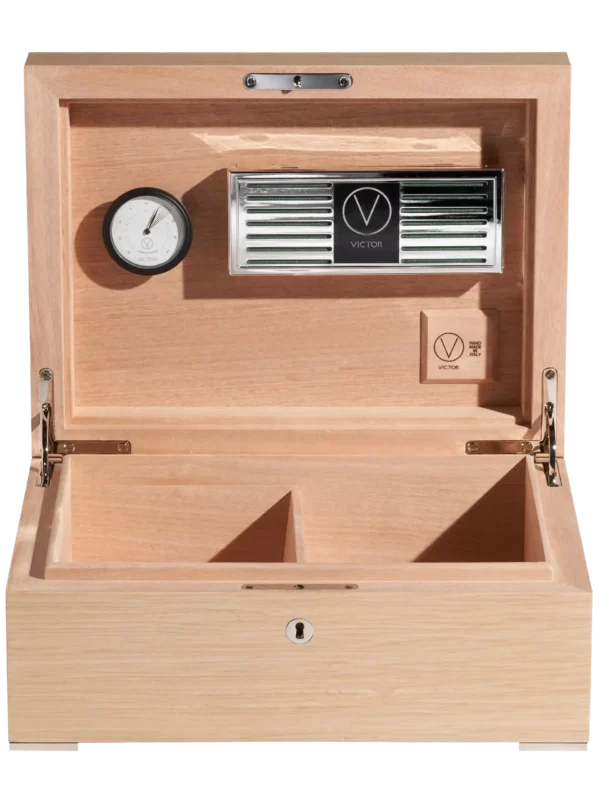 A La Civette Accessoires à cigares Cave à cigares Victor Alpi oak blanc cassé 75 cigares ouverte avec hygromètre, humidificateur et intérieur en bois de cèdre.
