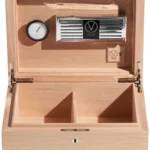 A La Civette Accessoires à cigares Cave à cigares Victor Alpi oak blanc cassé 75 cigares ouverte inclinée avec hygromètre, humidificateur et intérieur en bois de cèdre.